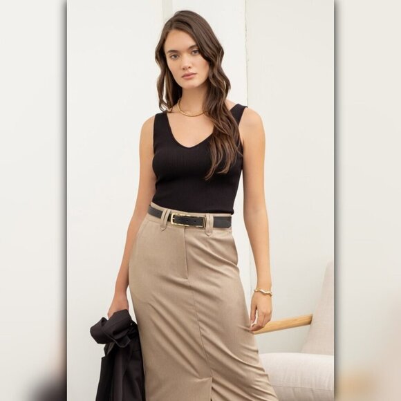 ♥ HOT DEAL ♥ NWT V Neck Sleeveless Ribbed Tank Top - Picture 2 of 4